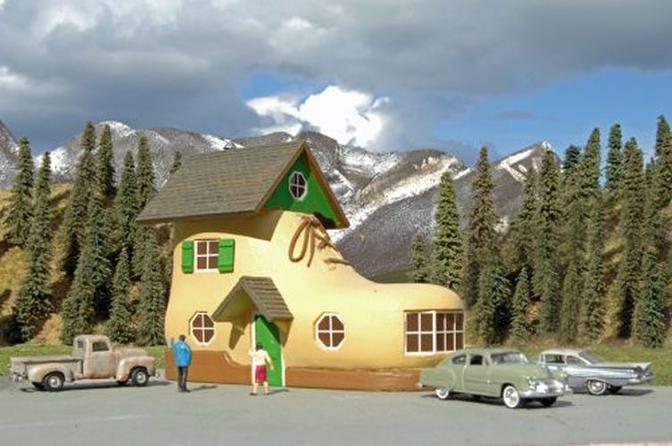 BACHMANN Old Women On Lived In A Shoe House Ho Scale - .