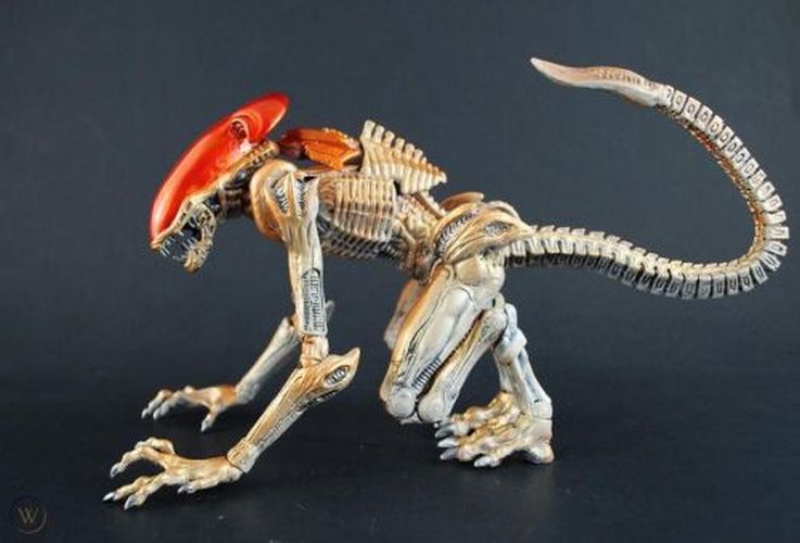 NECA Panther Alien With Magnetic Attack Parasite - 
